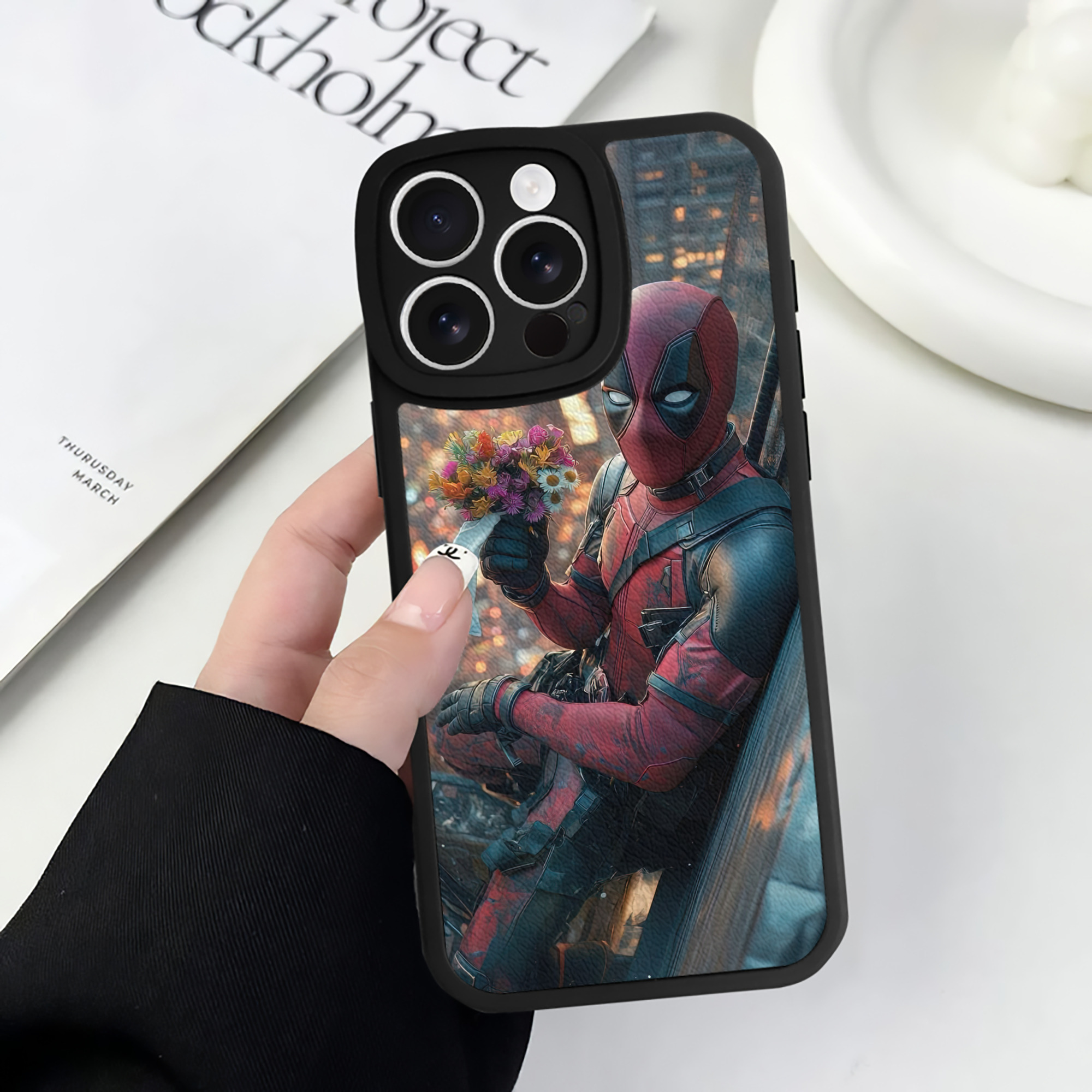 （画像用） Deadpool デッドプール 【iPhone 16シリーズ対応】シリコンスマホケース（レザー調） 材質：シリコン